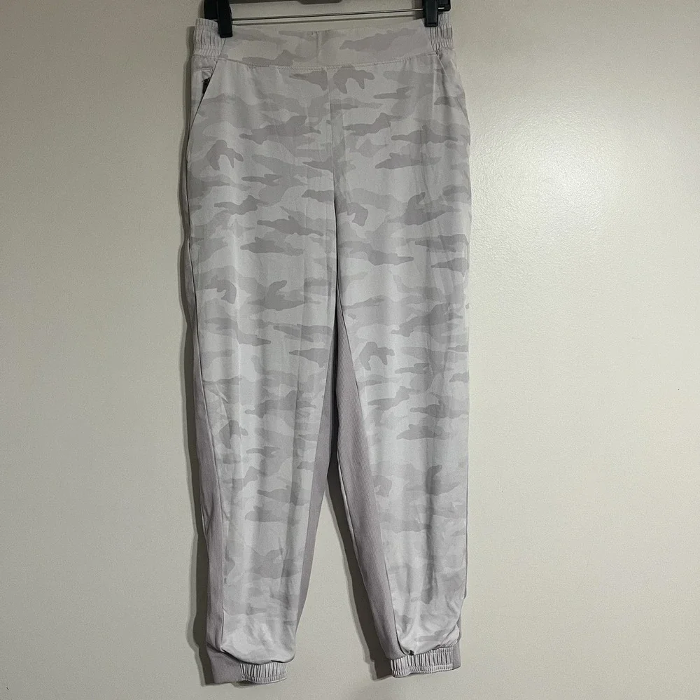 Athleta Brooklyn Textured Jogger Pants Light Purple Camo Camouflage Size 8 - Picture 1 of 10